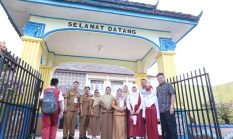 Bupati H.Lanosin, S.T,. M.T,. M.M., Mengantar anak Sekolah Di Hari Pertama Untuk Memberi Semangat Kepada anak-anak Sekolah