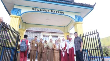 Bupati H.Lanosin, S.T,. M.T,. M.M., Mengantar anak Sekolah Di Hari Pertama Untuk Memberi Semangat Kepada anak-anak Sekolah