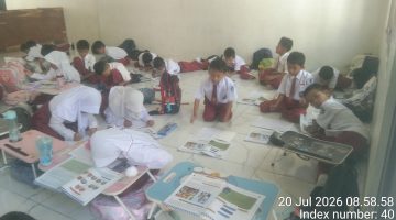 Gedung Rusak Parah, Dua Kelas SDN Kalangsari V Terpaksa Belajar Lesehan di Teras